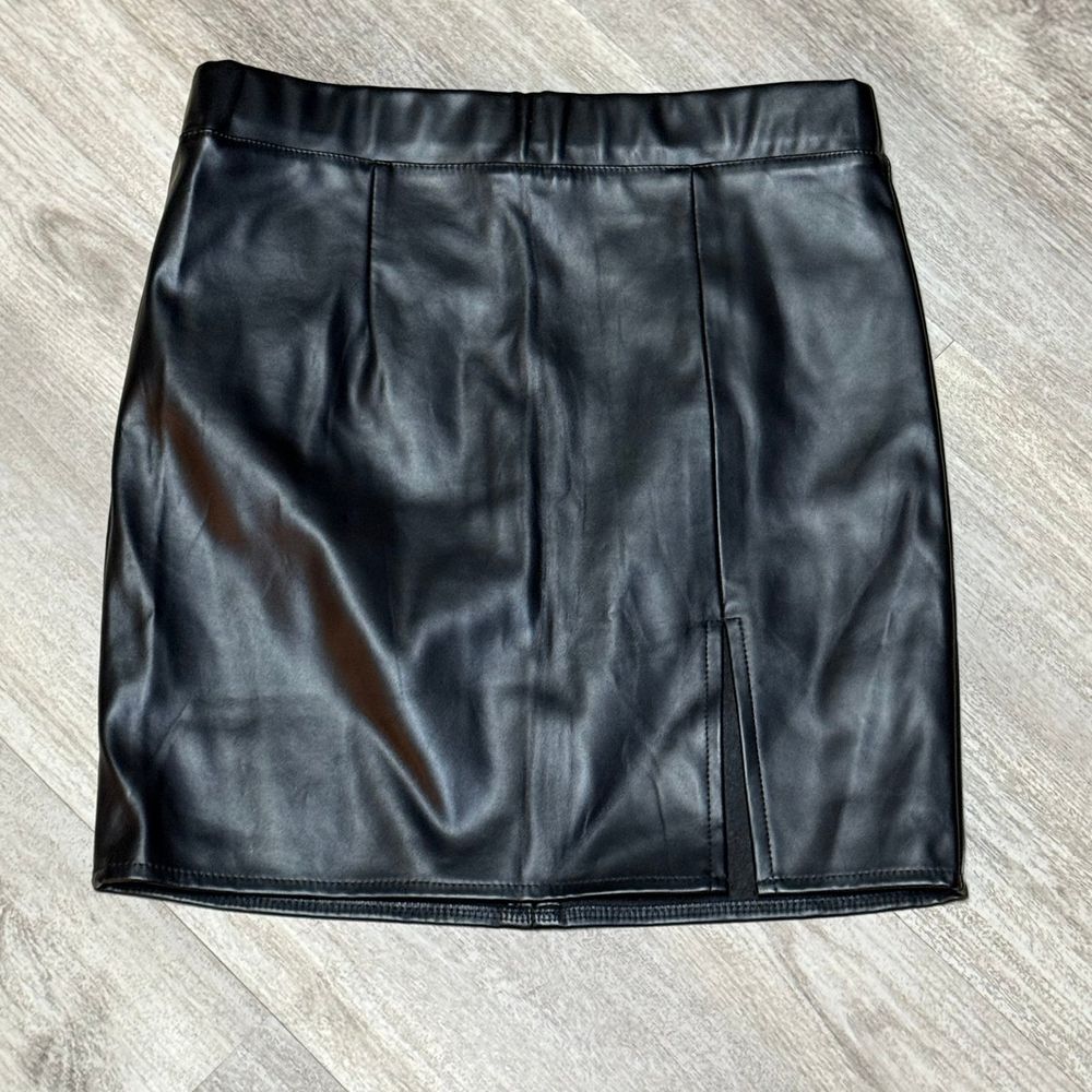 Rue 21 vegan leather skirt size small cute slit